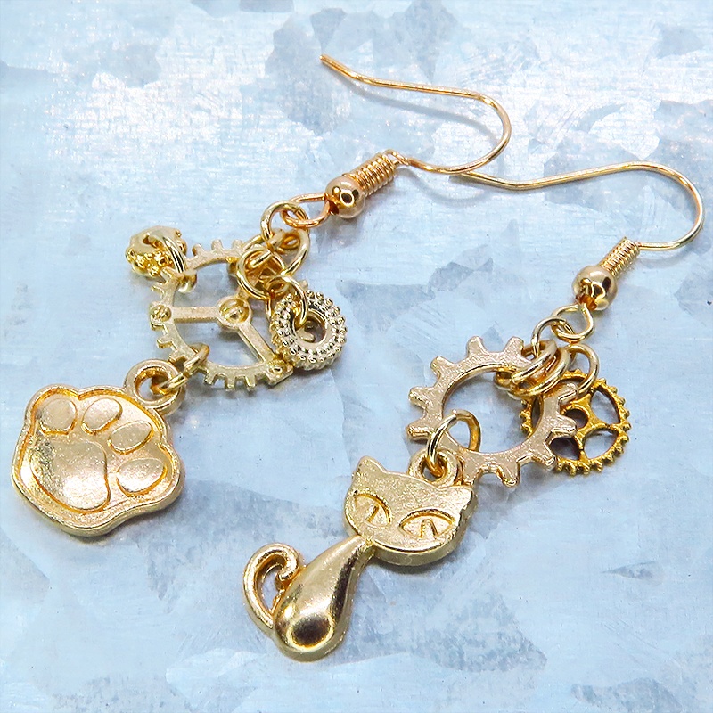 マットゴールド 猫と肉球に歯車を組合せたスチームパンク風アシンメトリーピアス サージカル可