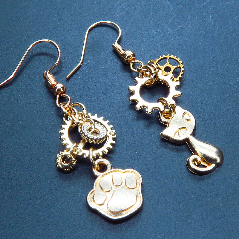 マットゴールド 猫と肉球に歯車を組合せたスチームパンク風アシンメトリーピアス サージカル可