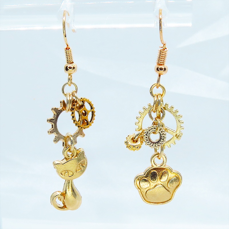 マットゴールド 猫と肉球に歯車を組合せたスチームパンク風アシンメトリーピアス サージカル可