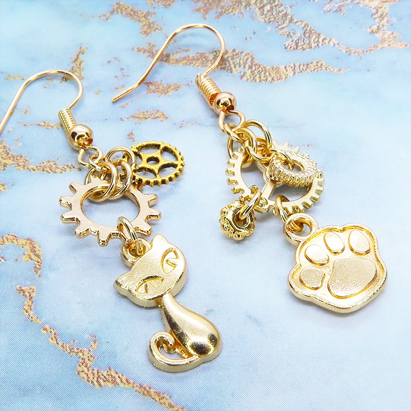 マットゴールド 猫と肉球に歯車を組合せたスチームパンク風アシンメトリーピアス サージカル可