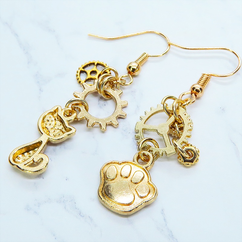 マットゴールド 猫と肉球に歯車を組合せたスチームパンク風アシンメトリーピアス サージカル可