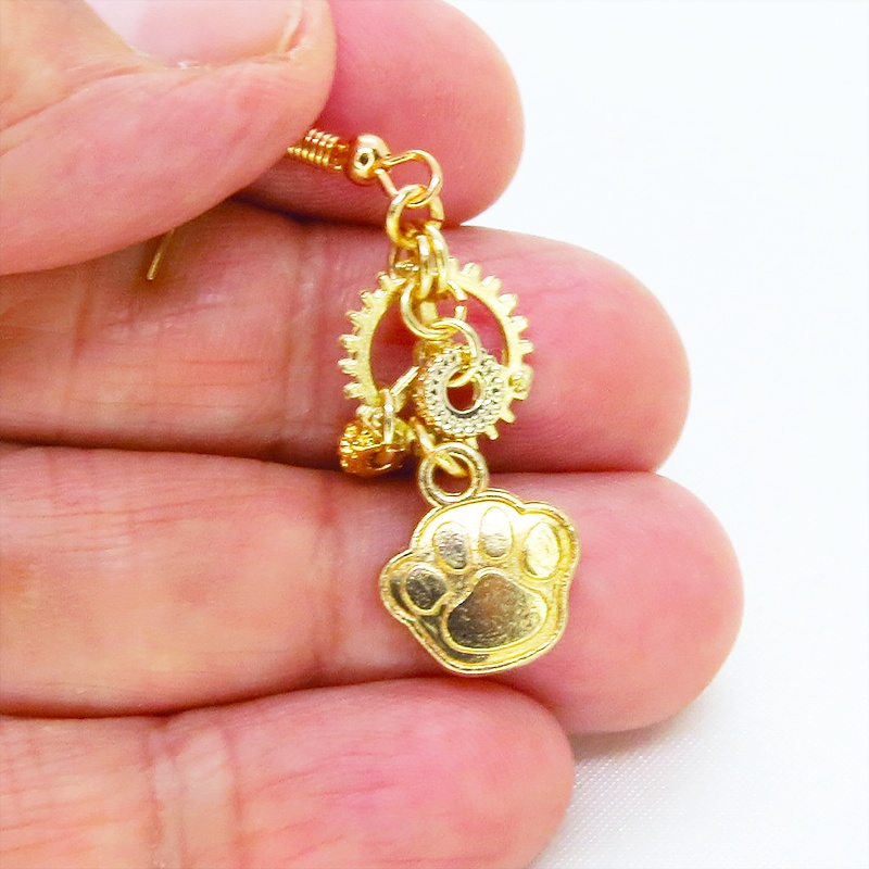 マットゴールド 猫と肉球に歯車を組合せたスチームパンク風アシンメトリーピアス サージカル可