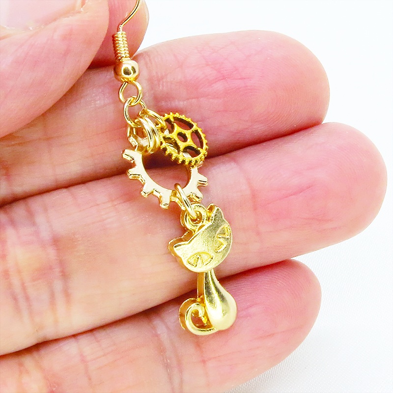 マットゴールド 猫と肉球に歯車を組合せたスチームパンク風アシンメトリーピアス サージカル可