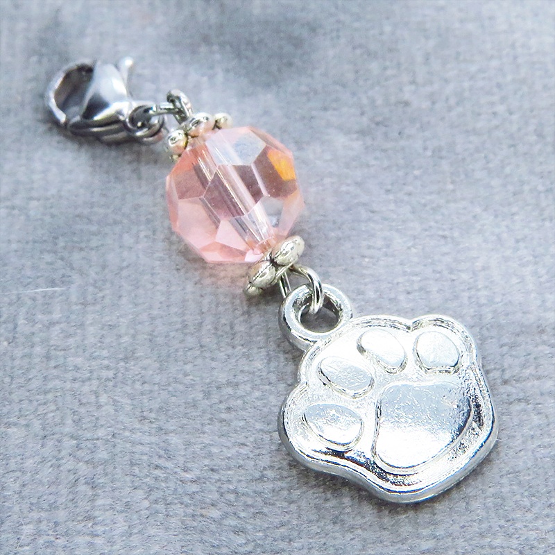マスク・スマホチャーム アンティークシルバー 肉球モチーフとクリスタルガラスのチャーム 金具変更・ジャックピン追加可