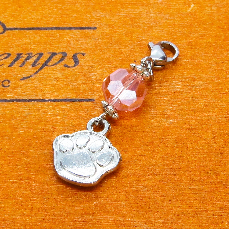 マスク・スマホチャーム アンティークシルバー 肉球モチーフとクリスタルガラスのチャーム 金具変更・ジャックピン追加可