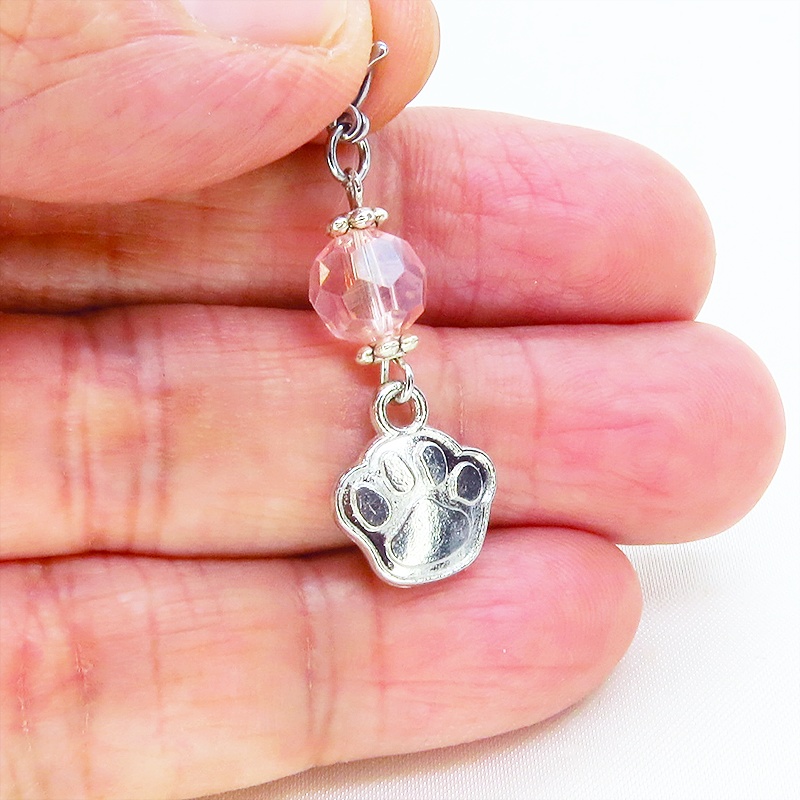 マスク・スマホチャーム アンティークシルバー 肉球モチーフとクリスタルガラスのチャーム 金具変更・ジャックピン追加可