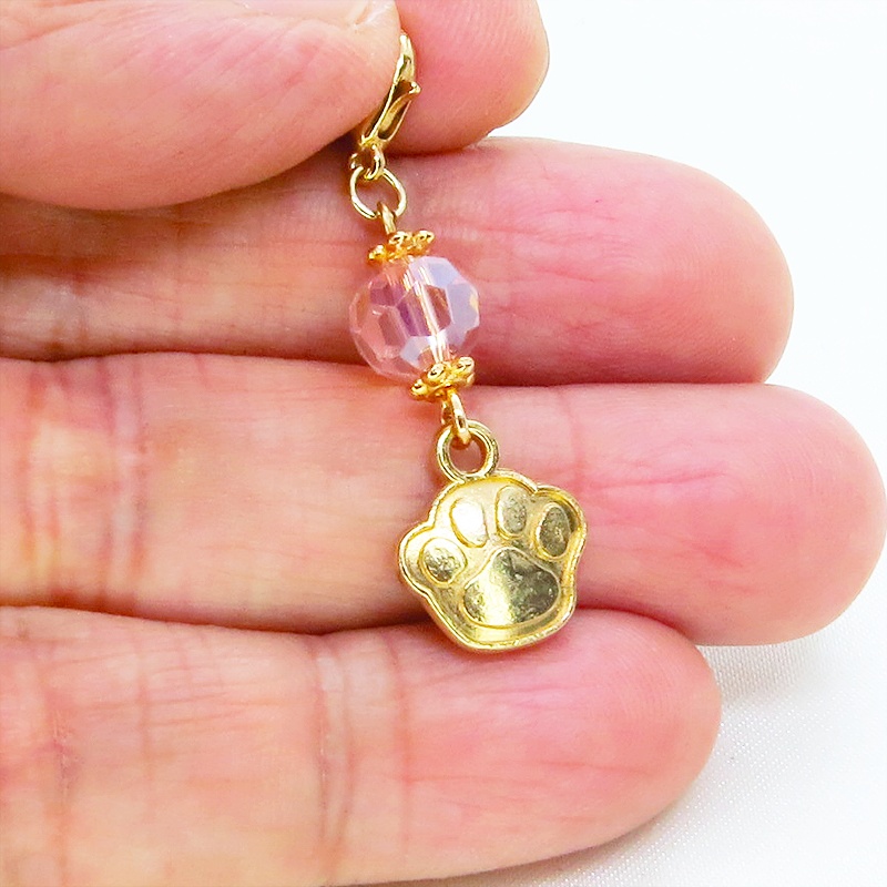 マスク・スマホチャーム マットゴールド 肉球モチーフとクリスタルガラスのチャーム 金具変更・ジャックピン追加可