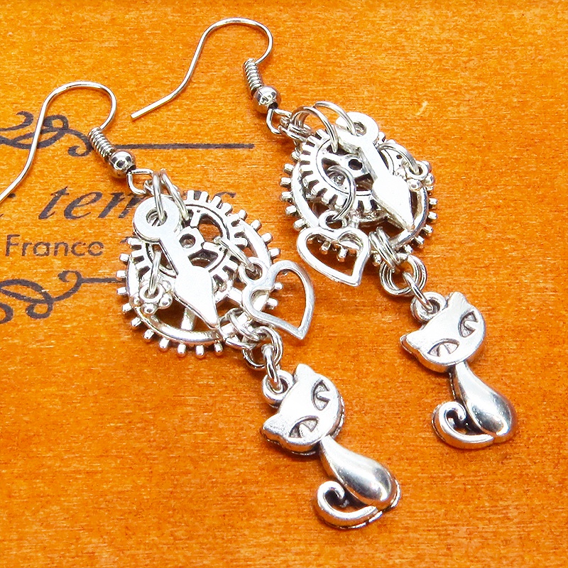 アンティークシルバー 猫と異なる大きさの歯車を組合せたスチームパンク風ピアス 時計の針 ハート サージカル可