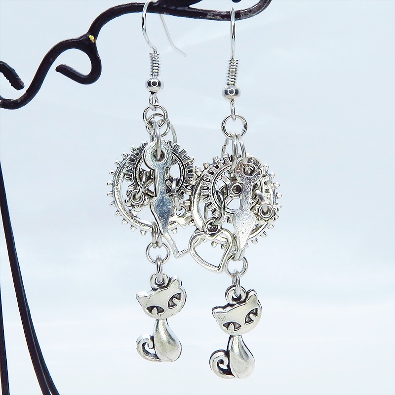 アンティークシルバー 猫と異なる大きさの歯車を組合せたスチームパンク風ピアス 時計の針 ハート サージカル可