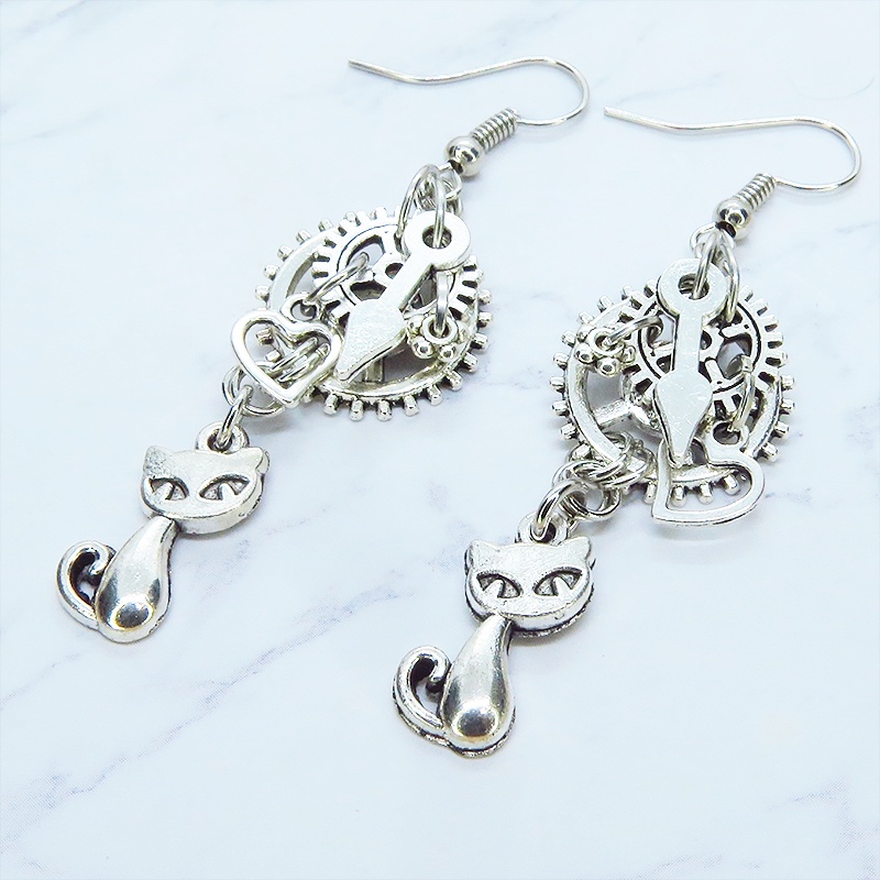 アンティークシルバー 猫と異なる大きさの歯車を組合せたスチームパンク風ピアス 時計の針 ハート サージカル可