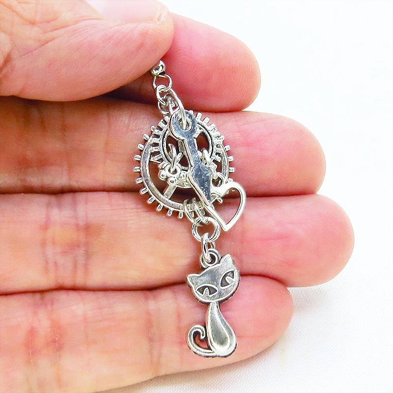 アンティークシルバー 猫と異なる大きさの歯車を組合せたスチームパンク風ピアス 時計の針 ハート サージカル可