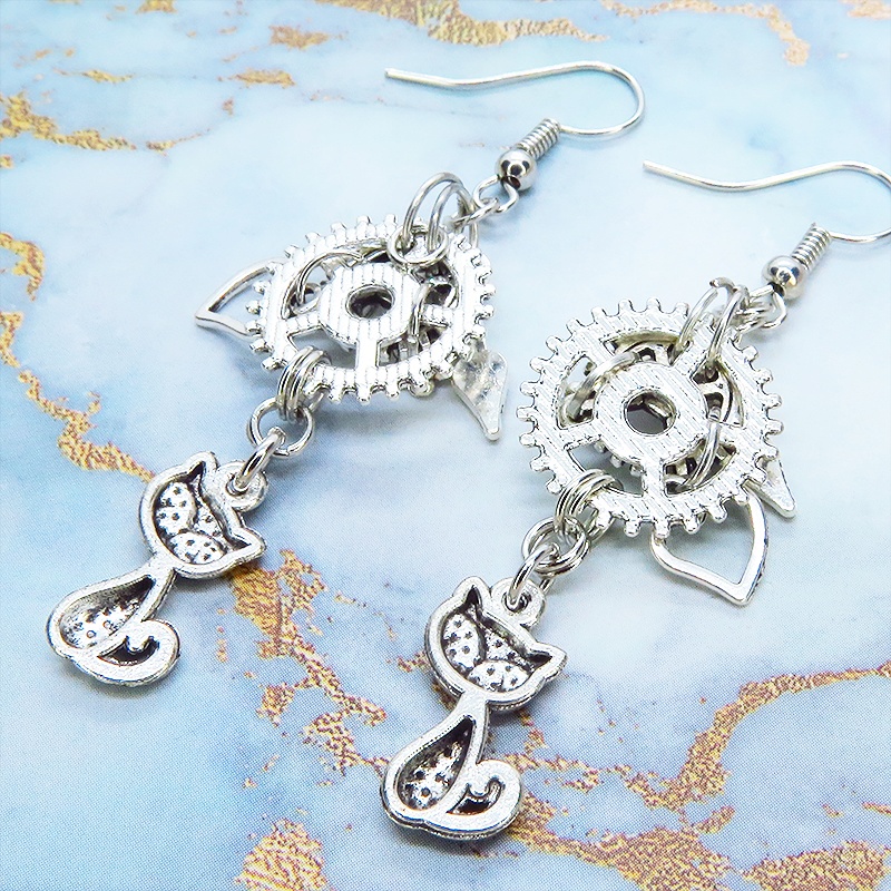 アンティークシルバー 猫と異なる大きさの歯車を組合せたスチームパンク風ピアス 時計の針 ハート サージカル可