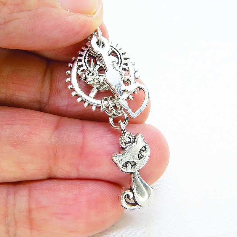 アンティークシルバー 猫と異なる大きさの歯車を組合せたスチームパンク風ピアス 時計の針 ハート サージカル可