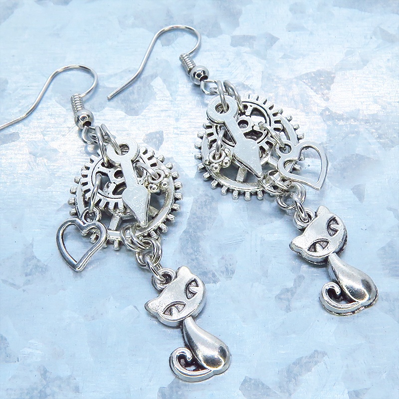 アンティークシルバー 猫と異なる大きさの歯車を組合せたスチームパンク風ピアス 時計の針 ハート サージカル可