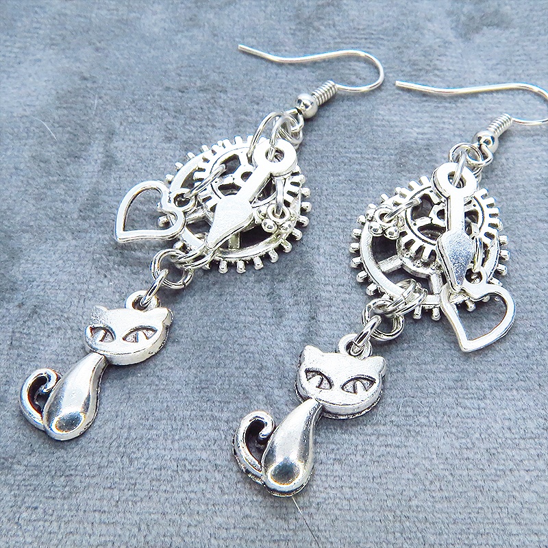 アンティークシルバー 猫と異なる大きさの歯車を組合せたスチームパンク風ピアス 時計の針 ハート サージカル可