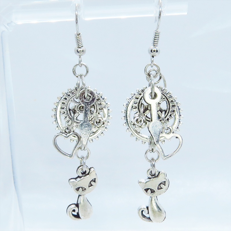 アンティークシルバー 猫と異なる大きさの歯車を組合せたスチームパンク風ピアス 時計の針 ハート サージカル可