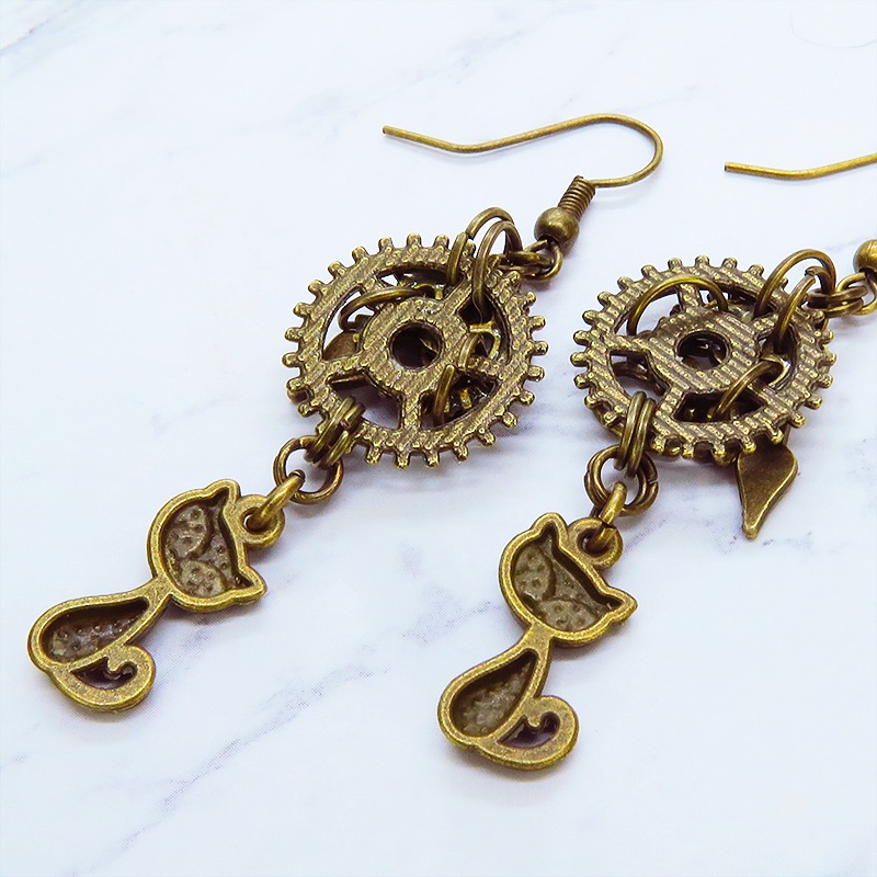 アンティークゴールド 猫と異なる大きさの歯車を組合せたスチームパンク風ピアス 時計の針 ハート