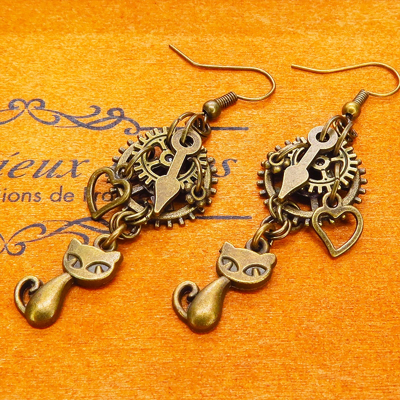 アンティークゴールド 猫と異なる大きさの歯車を組合せたスチームパンク風ピアス 時計の針 ハート