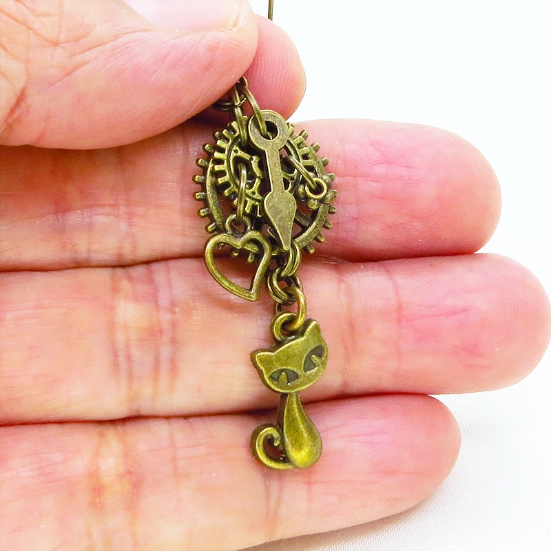 アンティークゴールド 猫と異なる大きさの歯車を組合せたスチームパンク風ピアス 時計の針 ハート