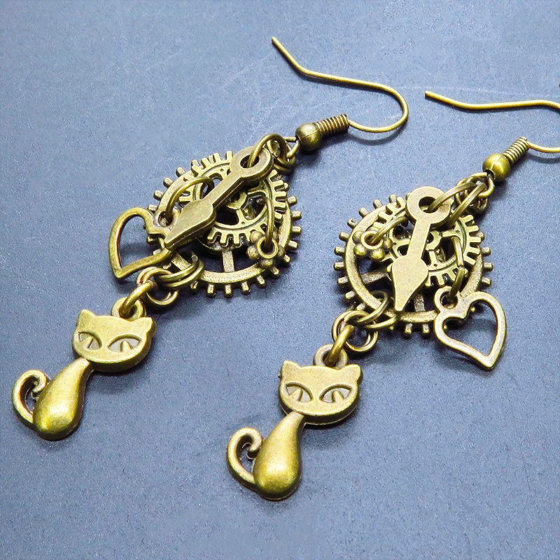 アンティークゴールド 猫と異なる大きさの歯車を組合せたスチームパンク風ピアス 時計の針 ハート