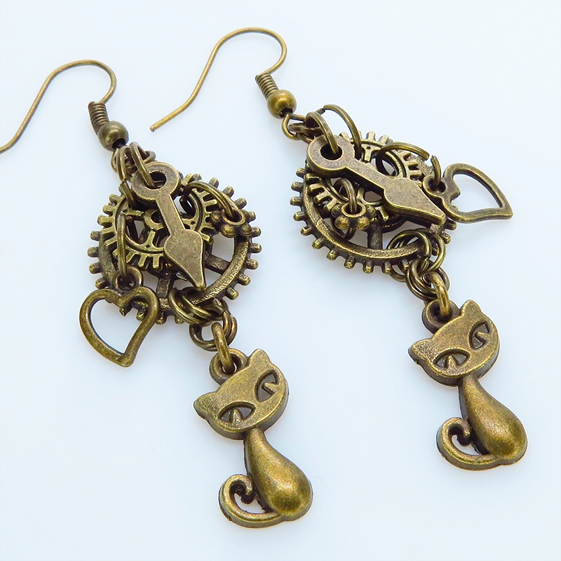 アンティークゴールド 猫と異なる大きさの歯車を組合せたスチームパンク風ピアス 時計の針 ハート