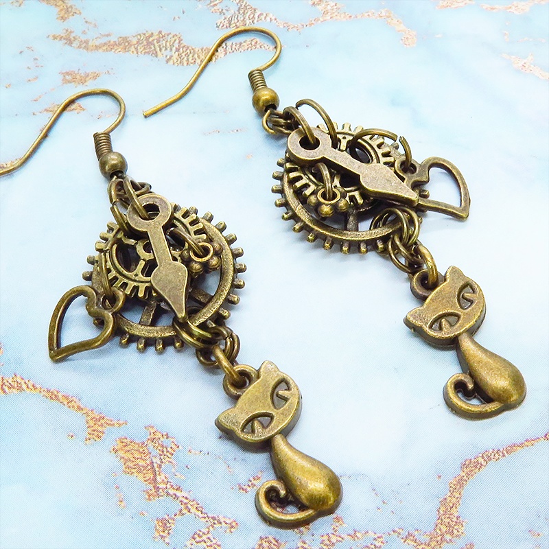 アンティークゴールド 猫と異なる大きさの歯車を組合せたスチームパンク風ピアス 時計の針 ハート