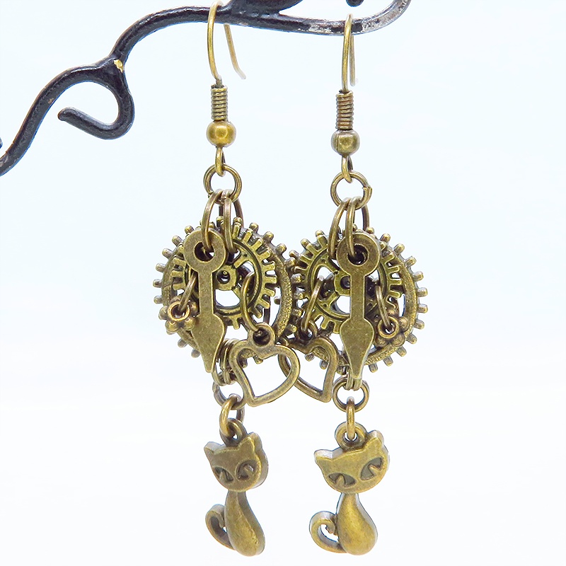 アンティークゴールド 猫と異なる大きさの歯車を組合せたスチームパンク風ピアス 時計の針 ハート