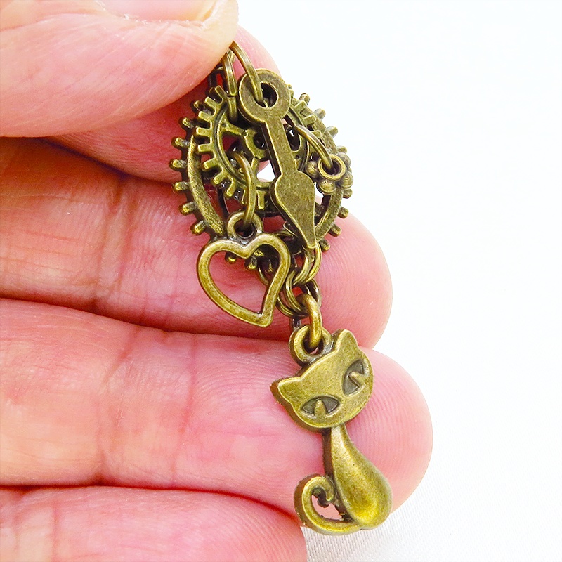 アンティークゴールド 猫と異なる大きさの歯車を組合せたスチームパンク風ピアス 時計の針 ハート