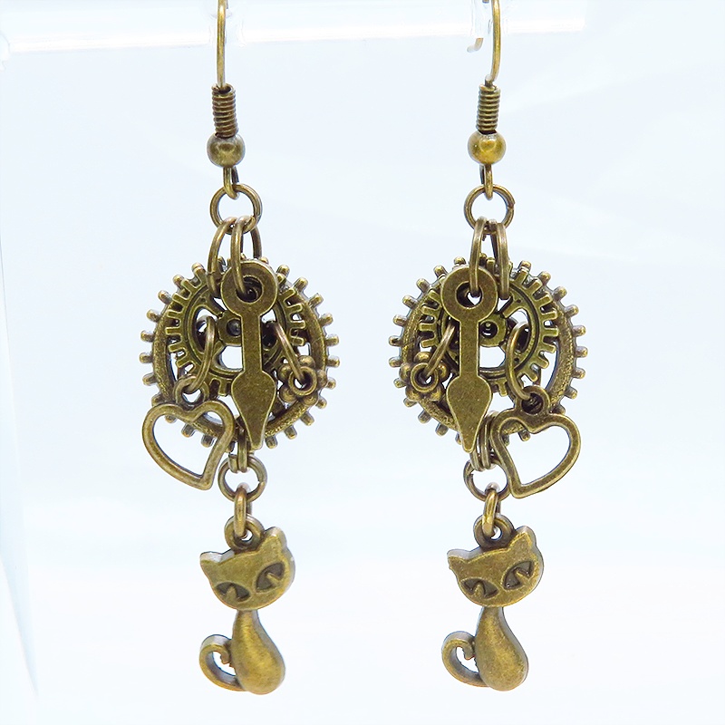 アンティークゴールド 猫と異なる大きさの歯車を組合せたスチームパンク風ピアス 時計の針 ハート