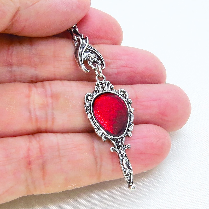 アンティークシルバー ゴシック調レッドミラーチャームのピアス ヴァンパイア パンク ロック サージカル可