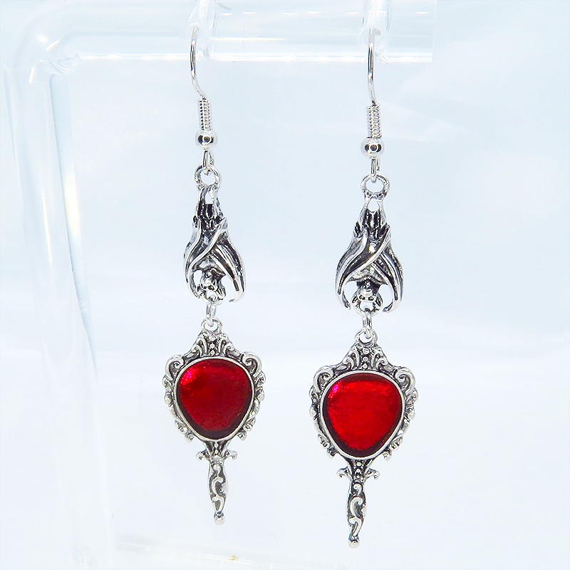 アンティークシルバー ゴシック調レッドミラーチャームのピアス ヴァンパイア パンク ロック サージカル可