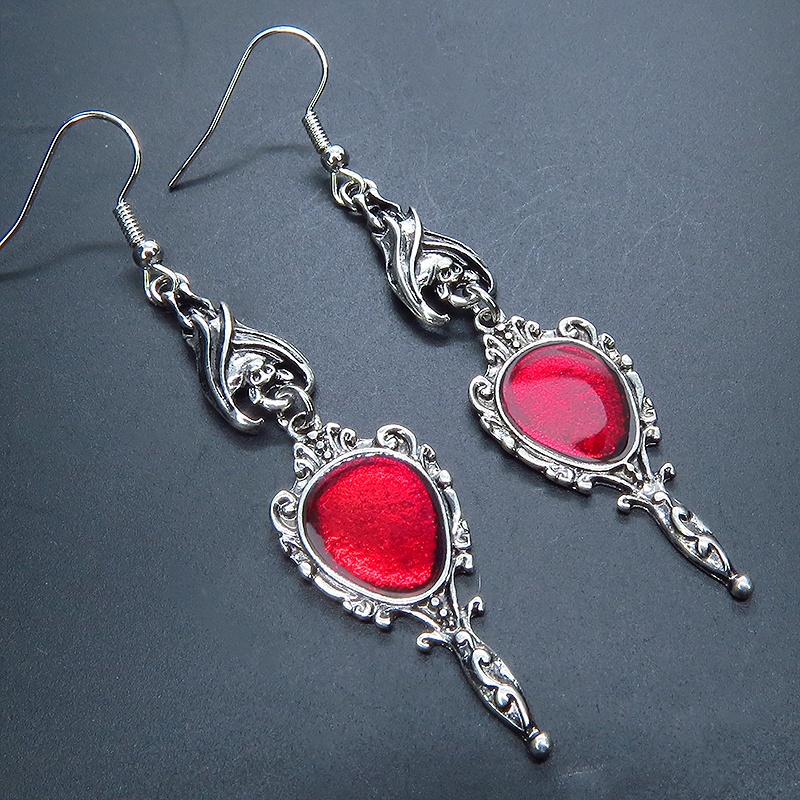 アンティークシルバー ゴシック調レッドミラーチャームのピアス ヴァンパイア パンク ロック サージカル可