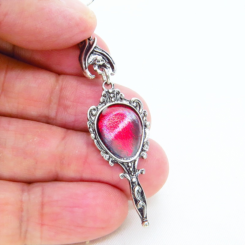 アンティークシルバー ゴシック調レッドミラーチャームのピアス ヴァンパイア パンク ロック サージカル可