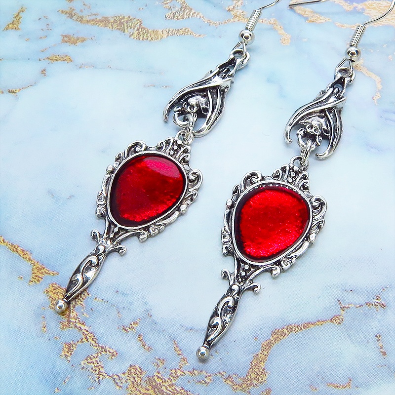 アンティークシルバー ゴシック調レッドミラーチャームのピアス ヴァンパイア パンク ロック サージカル可