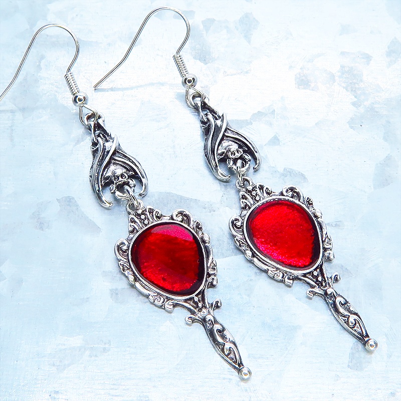 アンティークシルバー ゴシック調レッドミラーチャームのピアス ヴァンパイア パンク ロック サージカル可