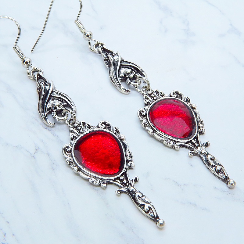 アンティークシルバー ゴシック調レッドミラーチャームのピアス ヴァンパイア パンク ロック サージカル可