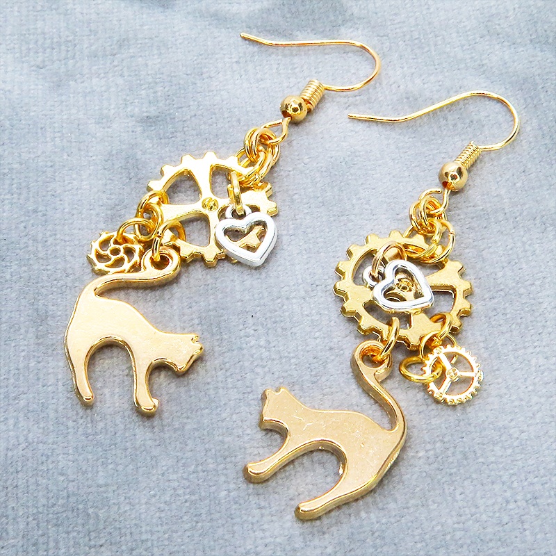 マットゴールド 跳ね猫と歯車を組合せたコンパクトで華やかなスチームパンク風ピアス サージカル可