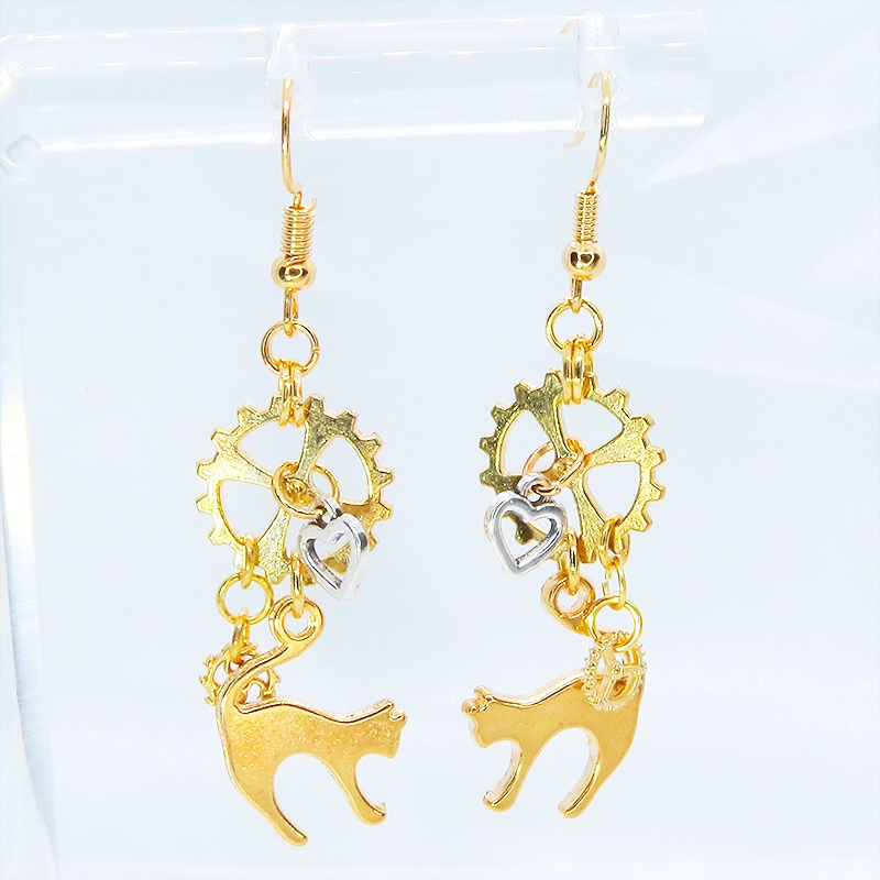 マットゴールド 跳ね猫と歯車を組合せたコンパクトで華やかなスチームパンク風ピアス サージカル可