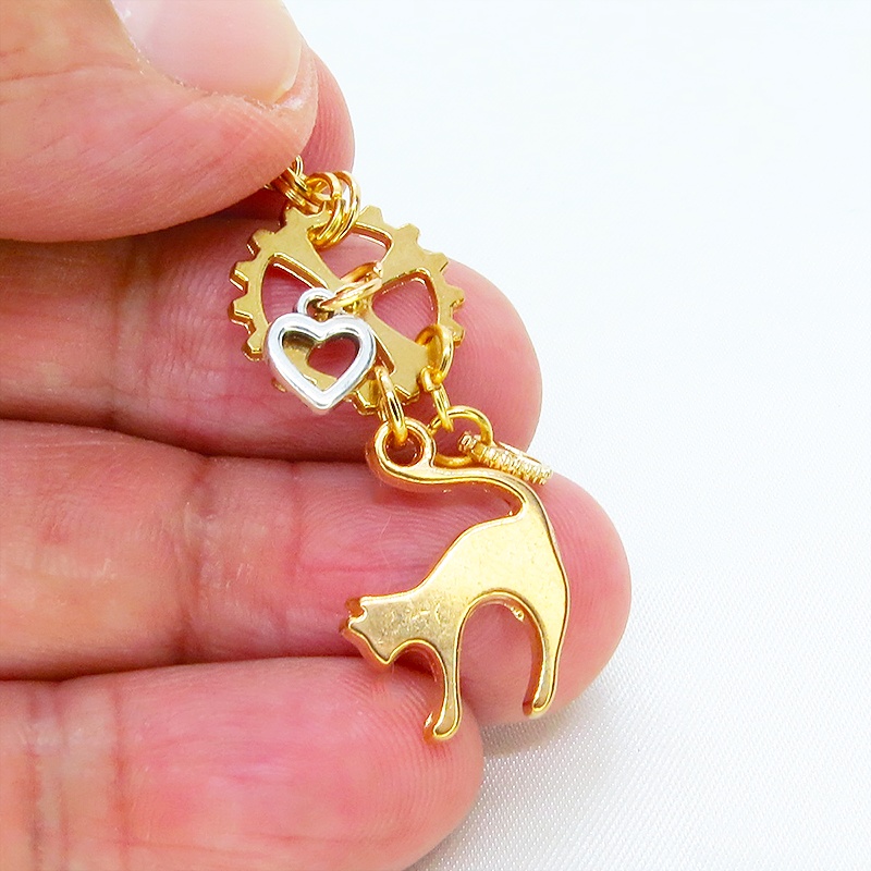 マットゴールド 跳ね猫と歯車を組合せたコンパクトで華やかなスチームパンク風ピアス サージカル可