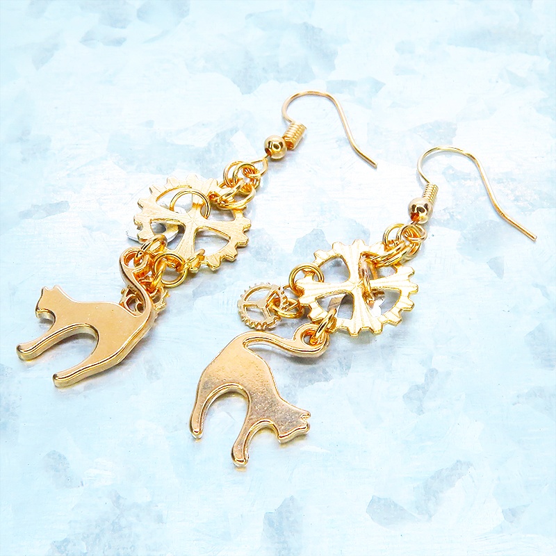 マットゴールド 跳ね猫と歯車を組合せたコンパクトで華やかなスチームパンク風ピアス サージカル可