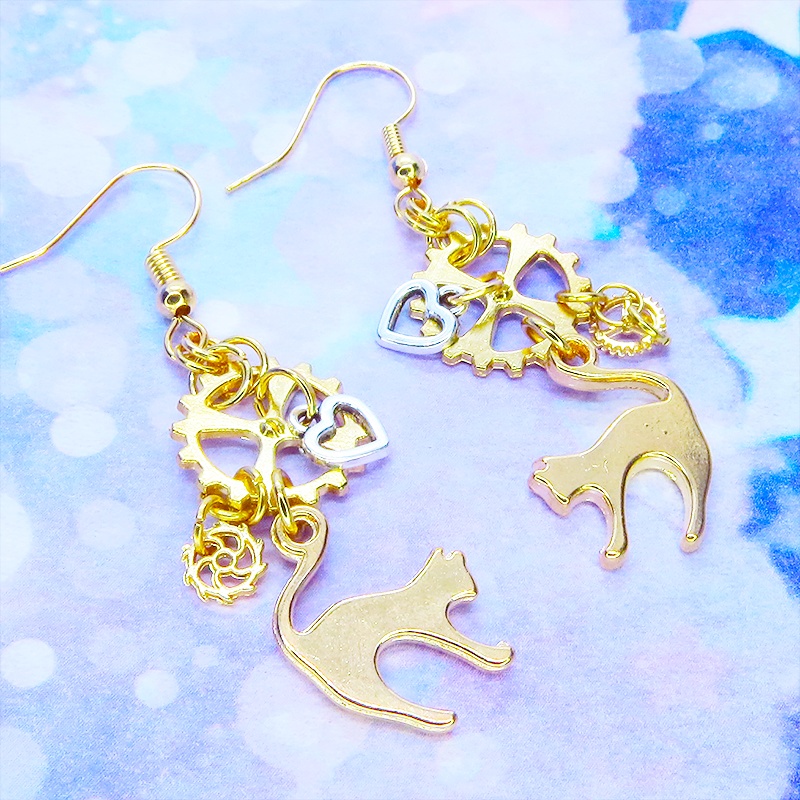 マットゴールド 跳ね猫と歯車を組合せたコンパクトで華やかなスチームパンク風ピアス サージカル可