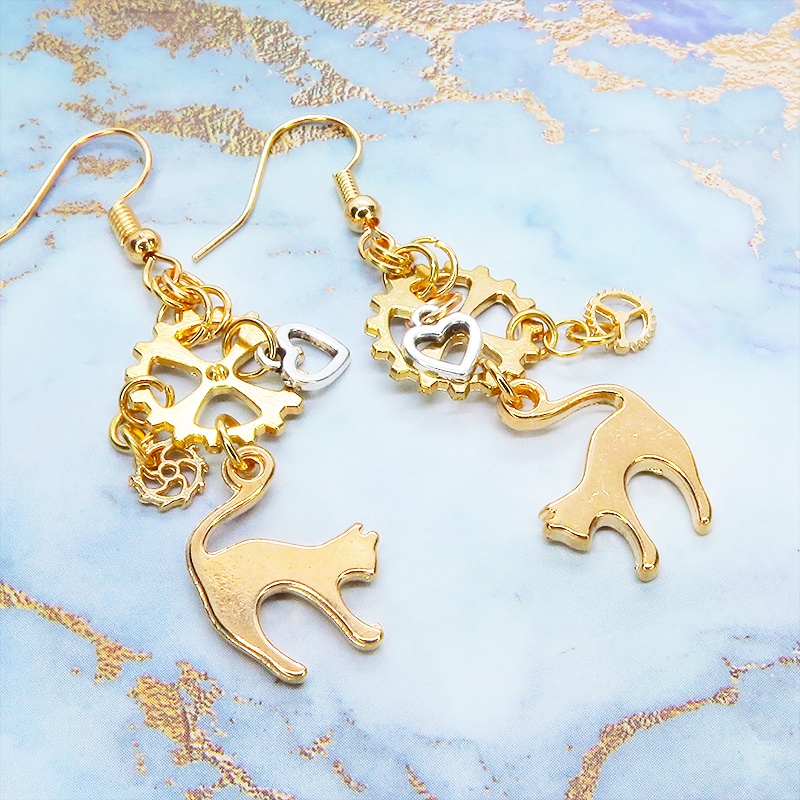 マットゴールド 跳ね猫と歯車を組合せたコンパクトで華やかなスチームパンク風ピアス サージカル可