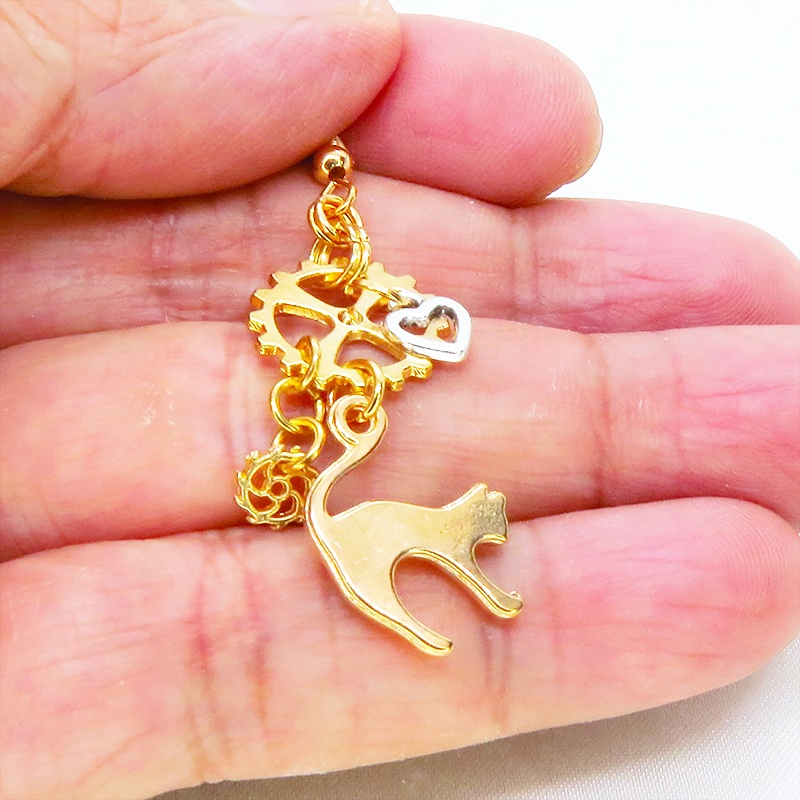 マットゴールド 跳ね猫と歯車を組合せたコンパクトで華やかなスチームパンク風ピアス サージカル可