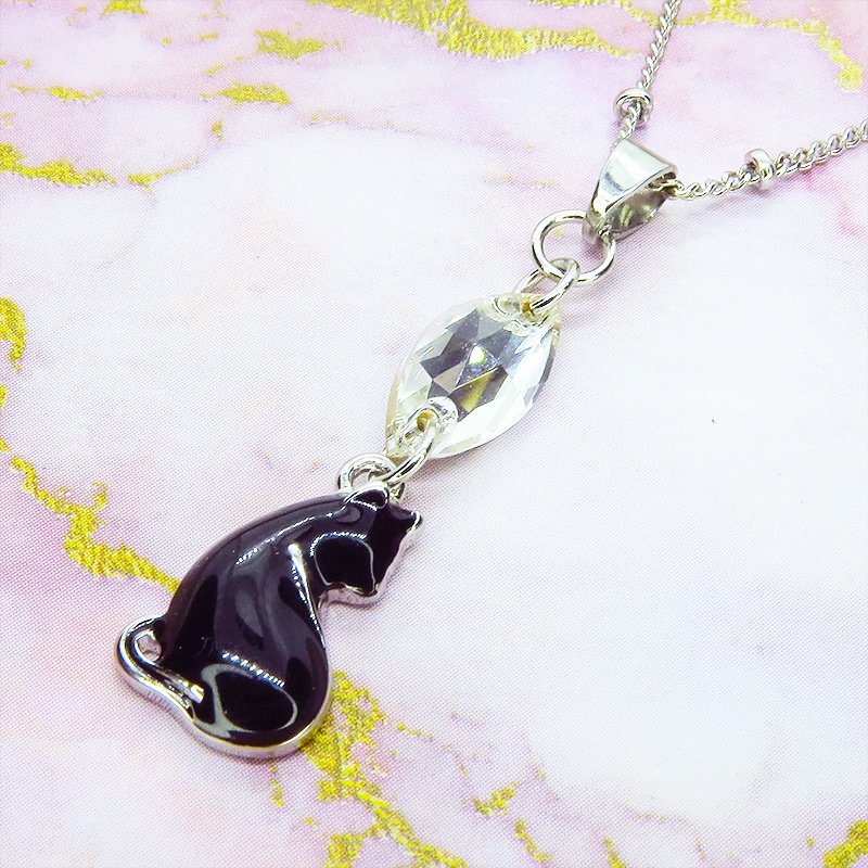 シルバーカラー 振り返りシルエットの黒猫モチーフとスワロフスキー・クリスタルのネックレス 長さ変更可 アジャスター可