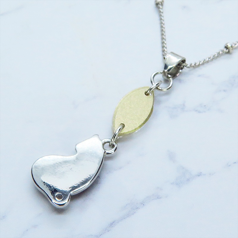 シルバーカラー 振り返りシルエットの黒猫モチーフとスワロフスキー・クリスタルのネックレス 長さ変更可 アジャスター可