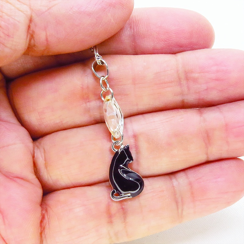 シルバーカラー 振り返りシルエットの黒猫モチーフとスワロフスキー・クリスタルのネックレス 長さ変更可 アジャスター可