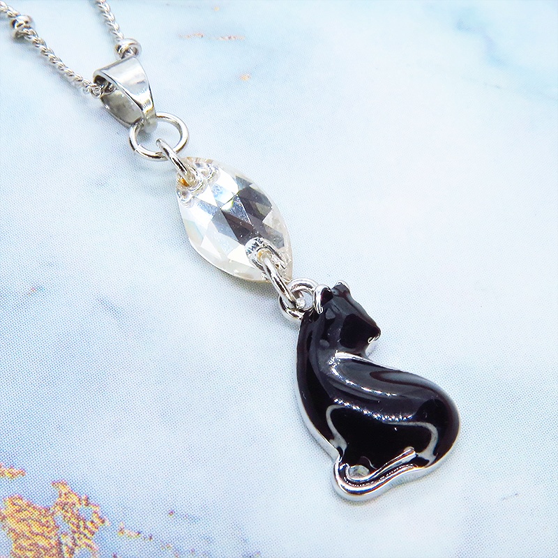 シルバーカラー 振り返りシルエットの黒猫モチーフとスワロフスキー・クリスタルのネックレス 長さ変更可 アジャスター可