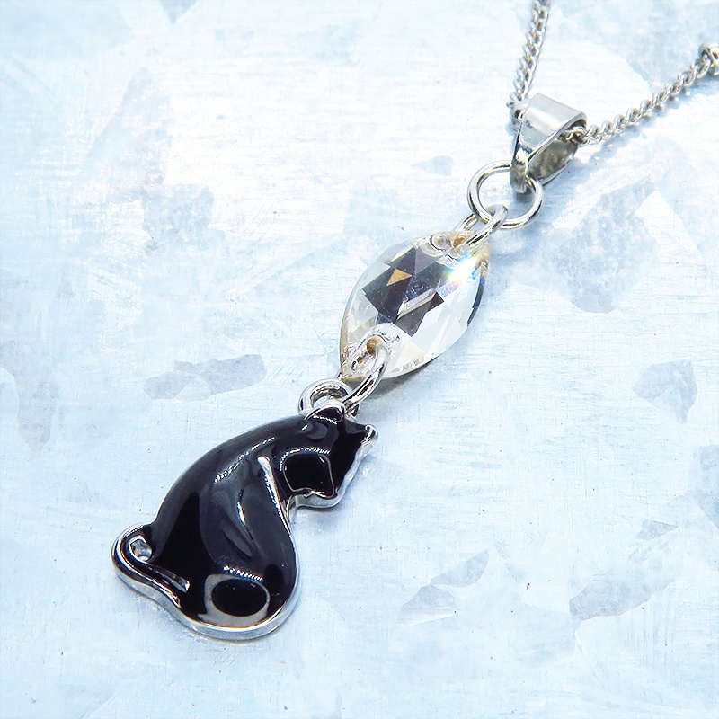 シルバーカラー 振り返りシルエットの黒猫モチーフとスワロフスキー・クリスタルのネックレス 長さ変更可 アジャスター可