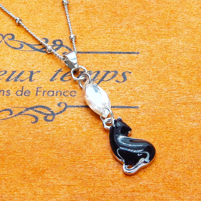 シルバーカラー 振り返りシルエットの黒猫モチーフとスワロフスキー・クリスタルのネックレス 長さ変更可 アジャスター可