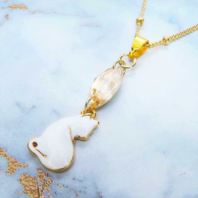ゴールドカラー 振り返りシルエットの白猫モチーフとスワロフスキー・クリスタルのネックレス 長さ変更可 アジャスター可